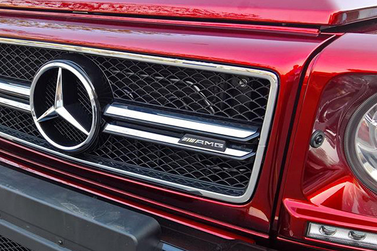 Cụ thể, người này cho biết: "Chiếc xe có màu sơn đắt nhất Việt Nam khi chủ nhân phải thêm 1,030 tỷ đồng để đặt màu Mercedes-Benz G63 AMG Tomato Red. Màu này hãng chỉ sản xuất có giới hạn và không còn sản xuất nữa". Không ít người đã bị sốc với con số hơn 1 tỷ đồng cho màu sơn chính hãng Tomato Red và để lại bình luận dưới bài đăng này.