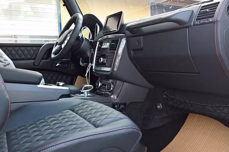 Màu sơn Sunset Beam từng xuất hiện trên 1 chiếc Mercedes-Benz G63 AMG tại Hà Nội, tuy nhiên, chủ nhân lựa chọn việc dán đề-can. Có thể thấy, ngoài bộ áo tiền tỷ Tomato Red, "ông vua địa hình" Mercedes-Benz G63 AMG không có thay đổi thiết kế nào so với nguyên bản.