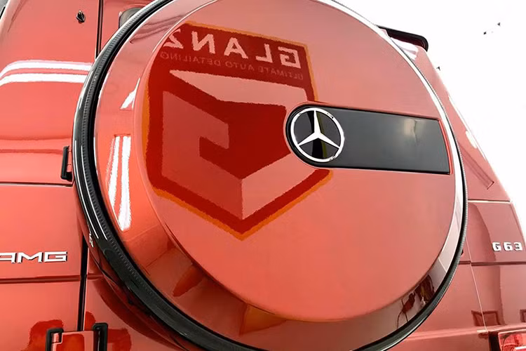 Tính đến thời điểm hiện tại, đây là chiếc G63 AMG độc nhất Việt Nam được chủ nhân cho mang 1 trong 5 màu sơn Crazy Edition chính hãng. 4 màu còn lại là Solar Beam, Galactic Beam, Sunset Beam và Alien Green.