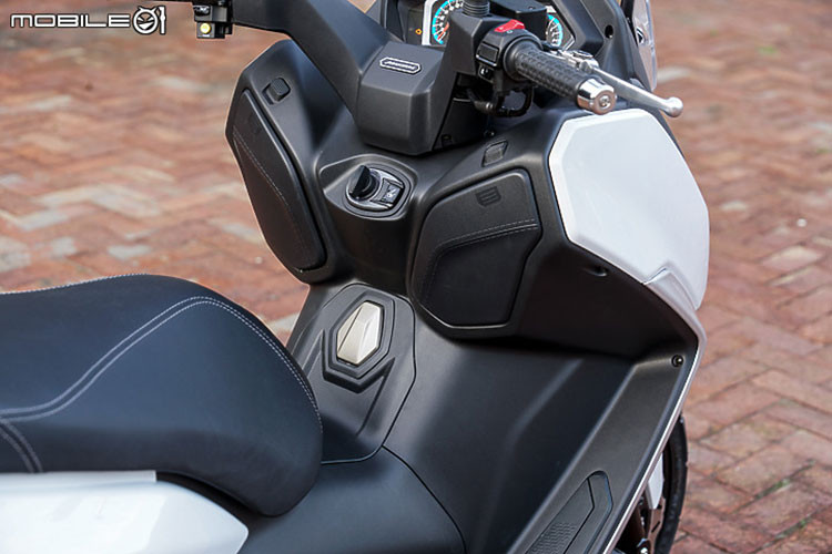 Khung sườn của Maxsym 400 hiện tại đã giảm 18,5% trọng lượng. Cấu trúc khung dạng thép ống nhằm gia tăng độ cứng và cải thiện tính ổn định cho xe. 