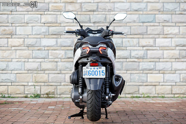 Hệ thống khung ống thép giúp tăng độ cứng cáp cho xe cũng như cải thiện cảm giác kiểm soát. Đi kèm với khung xe mới là cặp phuộc ống lồng trước và giảm xóc đơn phía sau.