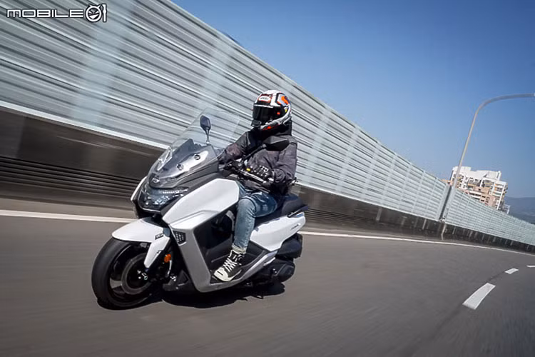 Hiện tại xe bao gồm 4 tùy chọn màu sắc gồm xanh lam, trắng, vàng đồng và xám mờ với mức giá xe SYM Maxsym 400 2021 mới chào bán từ 7.199 euro (tương đương 197 triệu đồng) tại thị trường châu Âu. Đây được xem là đối thủ BMW C400 và Yamaha XMax 400.