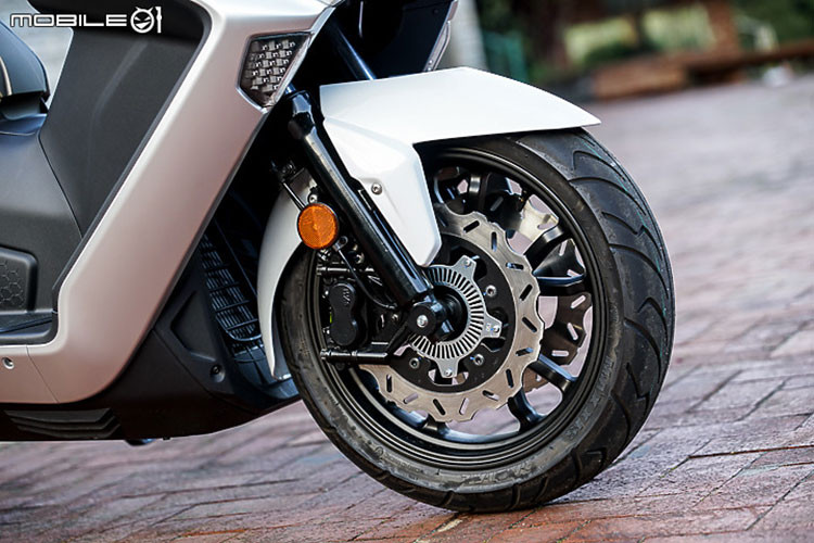 Giảm sóc sử dụng phuộc trước ống lồng 41mm và cặp phuộc sau lò xo giảm chấn có thể điều chỉnh preload. Phanh trước hai heo 4 piston hướng tâm và heo sau 1 piston. Mâm trước kích thước 15 inch và mâm sau 14inch.