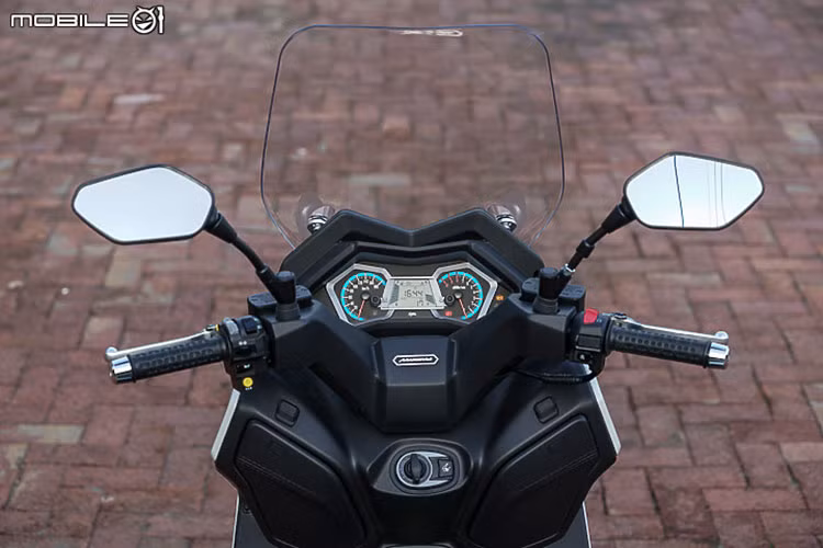 Các tính năng đáng chú ý khác của xe có thể kể đến hệ thống khóa thông minh không dùng chìa vật lý, bảng đồng hồ LCD và hộc để đồ phía trước tích hợp cổng sạc QC 3.0.