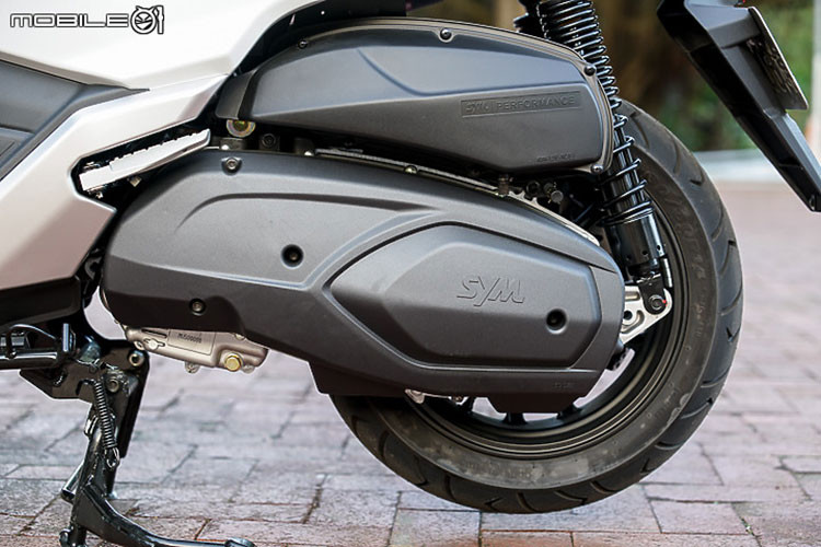 Cung cấp sức mạnh cho xe là động cơ xi-lanh đơn 399cc đạt tiêu chuẩn Euro5, bên trong các đường hút xả đã được điều chỉnh và công suất tối đa tăng 2% là 34 mã lực và mô-men xoắn cực đại 39,5Nm.