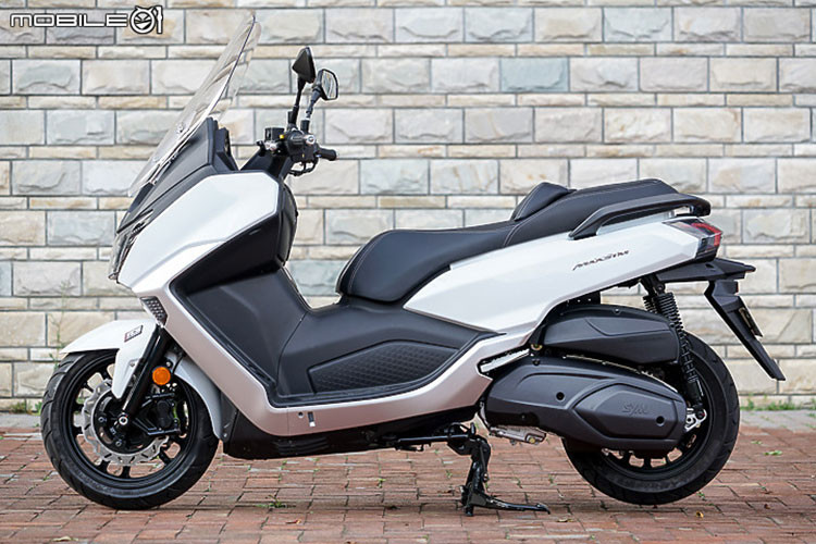 Ở bản nâng cấp mới, mẫu xe ga SYM Maxsym 400 2021 mới đã được hãng xe Đài Loan thay đổi hoàn toàn thiết kế cũng như trang bị của xe.