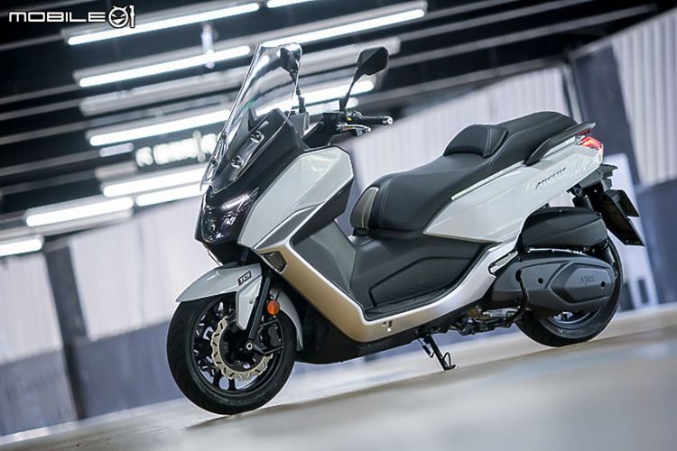 Nhà sản xuất xe máy Đài Loan SYM nổi tiếng tại nhiều quốc gia vừa tung ra thị tường bản cập nhật cho chiếc maxi-scooter Maxsym 400. Những nâng cấp này không chỉ thay đổi về thân xe hay thêm màu sơn mới, mà SYM còn thiết kế lại toàn bộ chiếc xe và có thể nói đây là một phiên bản SYM Maxsym 400 hoàn toàn mới.