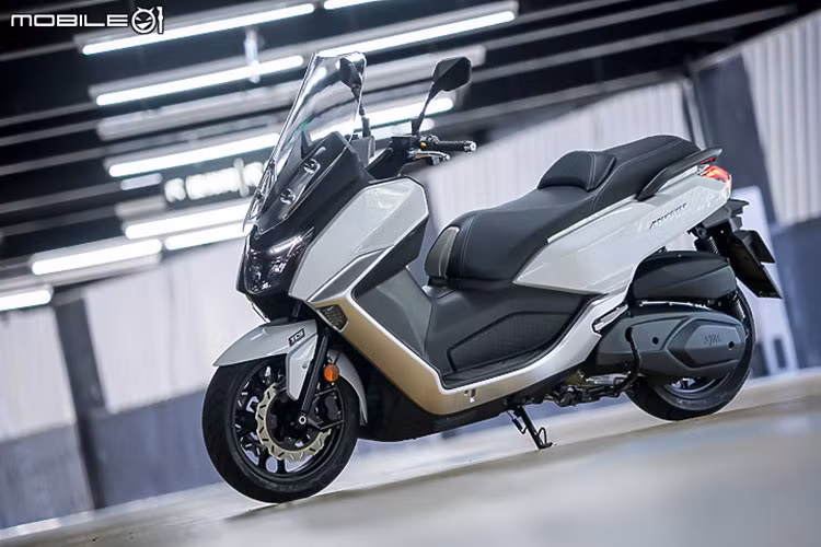 Nhà sản xuất xe máy Đài Loan SYM nổi tiếng tại nhiều quốc gia vừa tung ra thị tường bản cập nhật cho chiếc maxi-scooter Maxsym 400. Những nâng cấp này không chỉ thay đổi về thân xe hay thêm màu sơn mới, mà SYM còn thiết kế lại toàn bộ chiếc xe và có thể nói đây là một phiên bản SYM Maxsym 400 hoàn toàn mới.