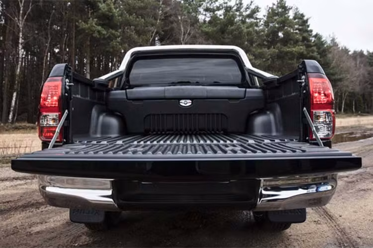 So với phiên bản thường, Hilux Invincible 50 Chrome Edition còn có ngoại hình mạnh mẽ hơn nhờ có ba-đờ-sốc trước bằng nhựa kết hợp với tấm bảo vệ nhôm dưới cản, các nẹp hốc bánh và thanh giằng mạ chrome phía sau thùng xe. Nằm ở góc cửa trước của phiên bản này là những logo Invincible 50 đặc biệt.