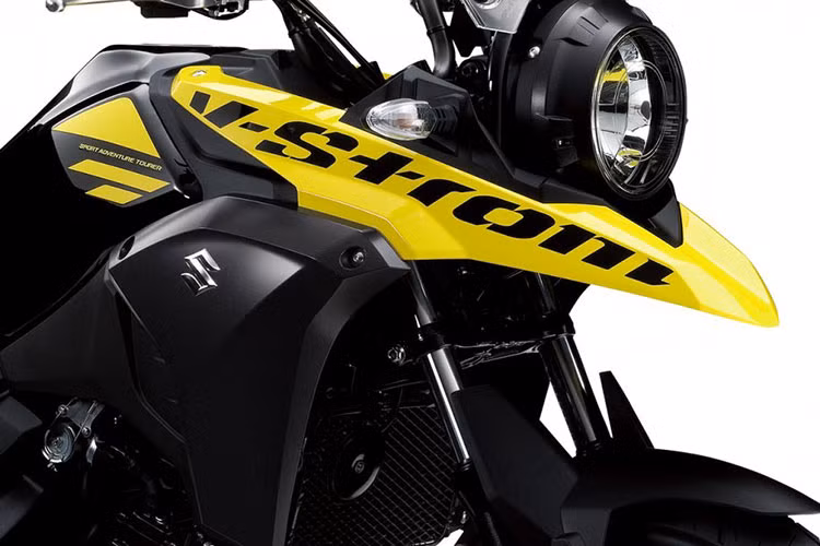 Thiết kế đầu xe, thân cùng bộ quây bên sườn và thân vỏ khá hầm hố. V-Strom 250 2017 chỉ sử dụng động cơ 250 phân khối, phù hợp với người mới chơi môtô hơn. Xe có kính chắn gió cao, vòng bảo vệ ở hai bên tay lái. Đèn pha Halogen hình tròn, xi nhan led có bọc cao su chống gãy và đặc biệt chắn bùn thiết kế cao cùng logo tên xe cỡ lớn.