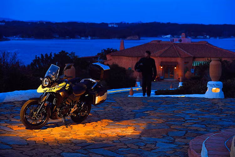 Mẫu xe môtô đường trường cỡ nhỏ này sẽ bắt đầu có mặt tại các đại lý Suzuki tại Anh trong tháng 10/2017 tới đây với mức giá từ 4.599 Bảng (khoảng 136 triệu đồng). V-Strom 250 là chiếc xe thứ ba xuất hiện trong phân khúc Adventure cỡ nhỏ, là đối thủ trực tiếp của Honda CRF250 Rally và Kawasaki Versys-X 300