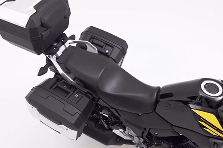 Nằm trong dòng V-Strom của Suzuki, 2 bên thân xe của V-Strom 250 sở hữu nhiều chi tiết thiết kế có sự tương đồng lớn với các "đàn anh" V-Strom 650 và 1000. Xe có trọng lượng tương đối nhẹ so với một mẫu adventure là 188 kg. Yên xe có chiều cao 800 mm, xách sau và hai bên sườn được trang bị thêm cốp đựng đồ cho những hành trình dài ngày.