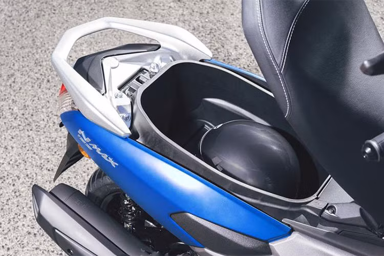 Phần đuôi nổi bật với cụm đèn hậu dạng hình thang to bảng, cặp đèn xi-nhan lớn gắn liền tạo nên sự thống nhất trong từng đường nét thiết kế của xe. Dàn áo của xe với những miếng ghép dạng to bảng lớn liền khối, phần thân của dàn áo nổi bật với chữ “NM-X” in dập nổi bằng kim loại sáng.