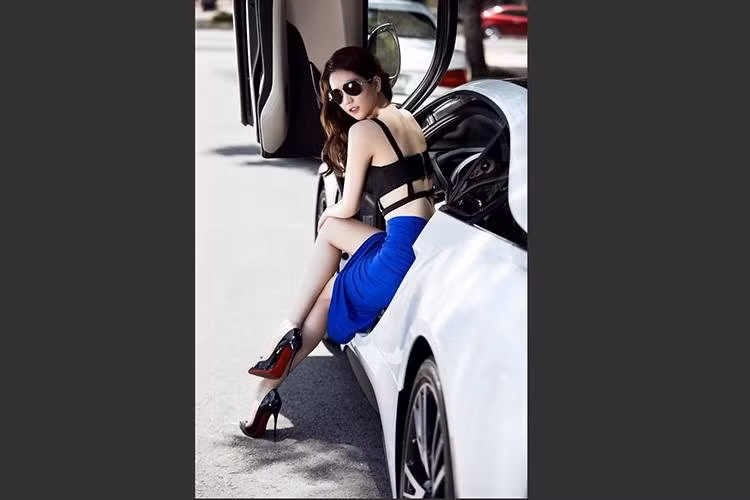 Chiếc xe chụp hình cùng Ngọc Trinh là chiếc i8 thứ 8 về tới thị trường Việt Nam vào năm 2015. Trước thời điểm 1/7/2016, giá của siêu xe BMW i8 tại thị trường Việt vào khoảng hơn 7 tỷ đồng. Hiện nhiều mẫu xe hàng lướt không chính hãng tại các đại lý ở Hà Nội và TP HCM đều đang rao bán thấp nhất khoảng hơn 4 tỷ đồng.