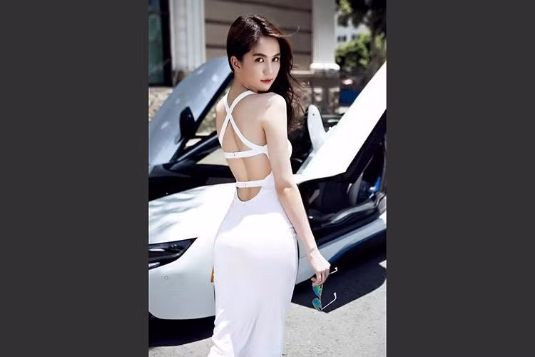 Xe sở hữu động cơ 1,5 lít, 3 xy lanh, TwinPower Turbo, sản sinh công suất cực đại 231 mã lực, mô-men xoắn cực đại 320 Nm, kết hợp một động cơ điện cho công suất cực đại lên thành 131 mã lực, mô-men xoắn 250 Nm. Như vậy tổng công suất cực đại trên chiếc BMW i8 do động cơ xăng và điện kết hợp là 362 Nm và mô-men xoắn cực đại là 570Nm.