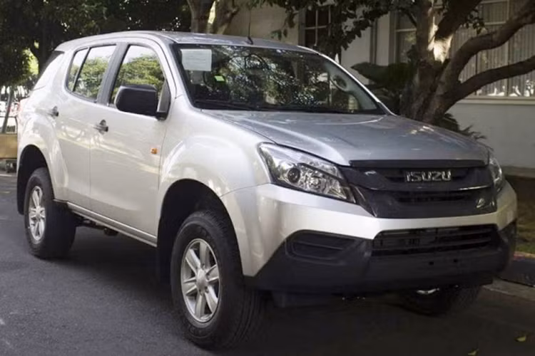 Mẫu xe ôtô Isuzu Mu-X B7 2.5 MT 4×2 là phiên bản dành riêng cho các khách hàng chạy dịch vụ và Taxi. Phiên bản này từng có giá công bố trên các website của đại lý chính hãng là 799 triệu đồng. Tuy nhiên nếu xem thực tế thì giá xe có thể thương lượng chỉ còn 745 triệu đồng.
