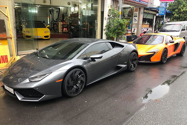 Không chỉ độ mâm, chủ nhân cũ của chiếc siêu xe McLaren 650S Spider màu cam tại TP HCM này còn chú ý đến "tiếng thở" của xe nên đã trang bị ống xả độ của hãng IPE. Đây là một hãng độ ống xả khá được các chủ nhân chơi siêu xe tại Việt Nam ưa chuộng.