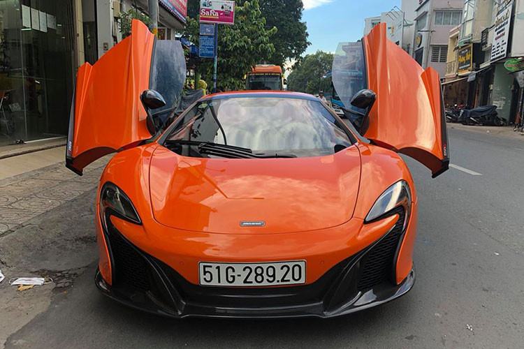 Là phiên bản nâng cấp của dòng MP4-12C trước đó, McLaren 650S Spider được giới thiệu lần đầu tại triển lãm Geneva 2013, với 25% bộ phận mới so với người tiền nhiệm. So với phiên bản coupe, bản McLaren 650S Spider nặng hơn 40 kg. Trọng lượng tổng thể ở mức 1.370 kg.