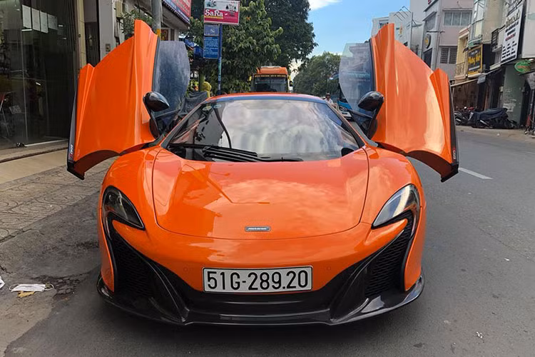 Là phiên bản nâng cấp của dòng MP4-12C trước đó, McLaren 650S Spider được giới thiệu lần đầu tại triển lãm Geneva 2013, với 25% bộ phận mới so với người tiền nhiệm. So với phiên bản coupe, bản McLaren 650S Spider nặng hơn 40 kg. Trọng lượng tổng thể ở mức 1.370 kg.