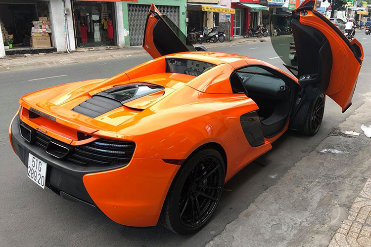 Siêu xe McLaren 650S Spider được trang bị động cơ V8, tăng áp kép, dung tích 3.8 lít, sản sinh công suất tối đa 641 mã lực tại vòng tua máy 7.250 vòng/phút và mô-men xoắn cực đại 678 Nm tại vòng tua máy 6.000 vòng/phút. Khối động cơ được kết hợp với hộp số 7 cấp SSG, nhờ đó 650S Spider có thể tăng tốc từ vị trí xuất phát lên 100 km/h trong vòng 3 giây trước khi đạt vận tốc tối đa 328 km/h.