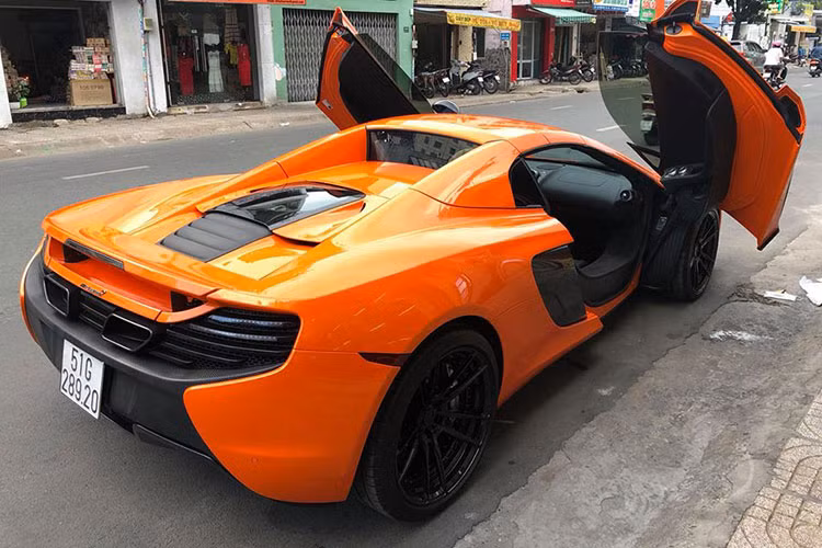 Siêu xe McLaren 650S Spider được trang bị động cơ V8, tăng áp kép, dung tích 3.8 lít, sản sinh công suất tối đa 641 mã lực tại vòng tua máy 7.250 vòng/phút và mô-men xoắn cực đại 678 Nm tại vòng tua máy 6.000 vòng/phút. Khối động cơ được kết hợp với hộp số 7 cấp SSG, nhờ đó 650S Spider có thể tăng tốc từ vị trí xuất phát lên 100 km/h trong vòng 3 giây trước khi đạt vận tốc tối đa 328 km/h.