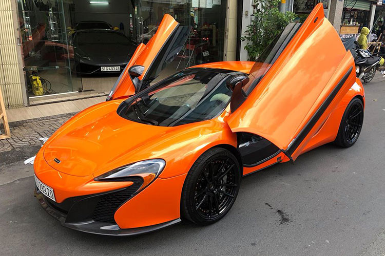 Thân của mẫu xe thể thao McLaren 650S Spider này được hãng siêu xe Anh quốc đúc nguyên khối bằng sợi carbon giúp trọng lượng nhẹ và tăng độ cứng. Phần mui xếp cứng bằng sợi carbon có thể mở trong 17 giây, thậm chí ngay cả khi nó đang chạy ở tốc độ dưới 30 km/h. 