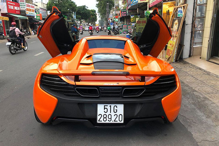 Phía sau của siêu xe này là hệ thống phanh hiệu năng cao và hệ thống treo thể thao đa chế độ. Giống những mẫu siêu xe từ trước tới nay của McLaren, 650S Spider cũng sở hữu cửa mở lật độc đáo...