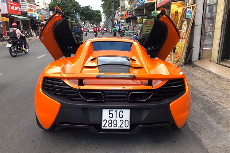 Phía sau của siêu xe này là hệ thống phanh hiệu năng cao và hệ thống treo thể thao đa chế độ. Giống những mẫu siêu xe từ trước tới nay của McLaren, 650S Spider cũng sở hữu cửa mở lật độc đáo...