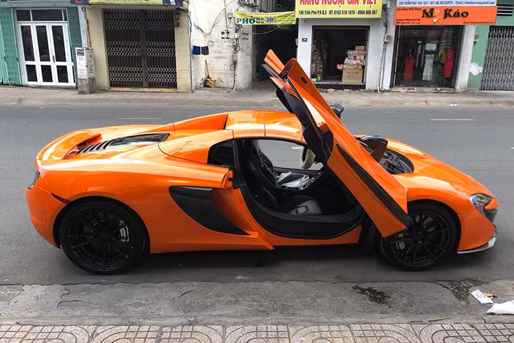 Không tiết lộ mức giá bán McLaren 650S Spider này. nhưng giới thạo tin cho hay siêu xe này đang tìm chủ với giá hơn 500.000 USD (tương đương hơn 11 tỷ đồng). Trong khi đó, lúc mới về nước, siêu xe mui trần nhà McLaren được chào bán từ 14 đến 16 tỷ đồng.