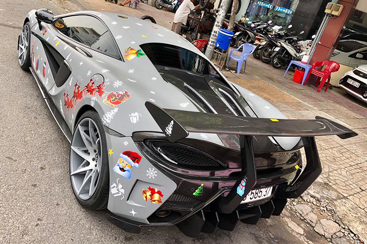 Trên nền sơn xám mờ được dán lại bằng đề-can, McLaren 570S mang gói độ body kit 570-VX của hãng Vorsteiner được chủ nhân dán thêm các hoạ tiết như xe tuần lộc, ông già noel, cây giáng sinh và dòng chữ Merry Christmas ở khắp xe mang đến không khí Noel đang rất gần. 