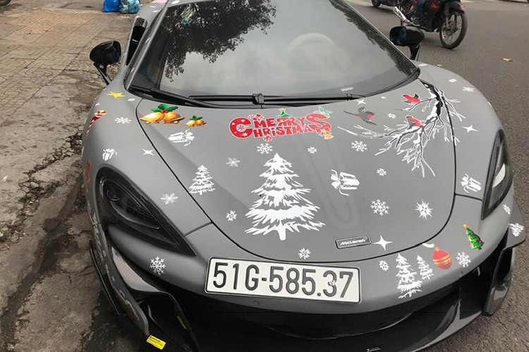 Mới đây, ông chủ một showroom chuyên bán siêu xe có tiếng tại TP HCM đã chuẩn bị cho giáng sinh và năm mới 2019 bằng việc trang trí áo mới cho những chiếc xe của mình, đặc biệt là siêu xe McLaren 570S.