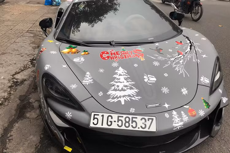Mới đây, ông chủ một showroom chuyên bán siêu xe có tiếng tại TP HCM đã chuẩn bị cho giáng sinh và năm mới 2019 bằng việc trang trí áo mới cho những chiếc xe của mình, đặc biệt là siêu xe McLaren 570S.