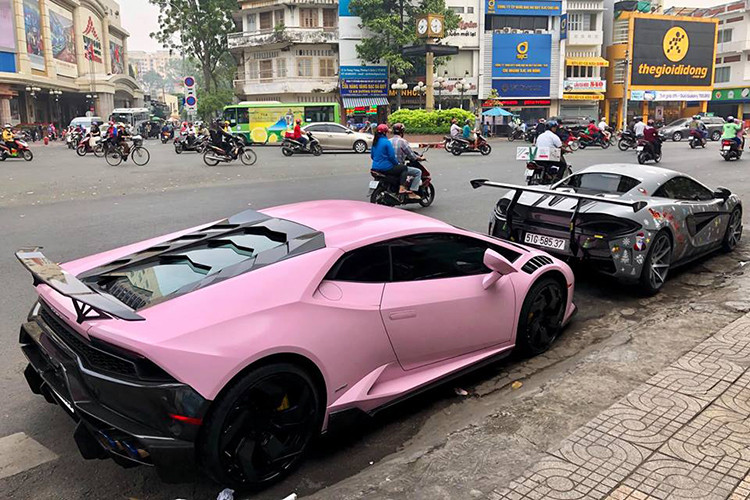 Siêu xe McLaren 570S màu xám mới được chủ nhân lên bộ áo giáng sinh mang gói độ body kit 570-VX của hãng Vorsteiner với các chi tiết như cánh lướt gió khổng lồ phía trước, bên hông và đuôi xe mới bằng sợi carbon. Khuếch tán sau cũng được hãng Vorsteiner thiết kế lại mang đến cái nhìn hung dữ hơn.