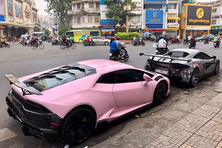 Siêu xe McLaren 570S màu xám mới được chủ nhân lên bộ áo giáng sinh mang gói độ body kit 570-VX của hãng Vorsteiner với các chi tiết như cánh lướt gió khổng lồ phía trước, bên hông và đuôi xe mới bằng sợi carbon. Khuếch tán sau cũng được hãng Vorsteiner thiết kế lại mang đến cái nhìn hung dữ hơn.