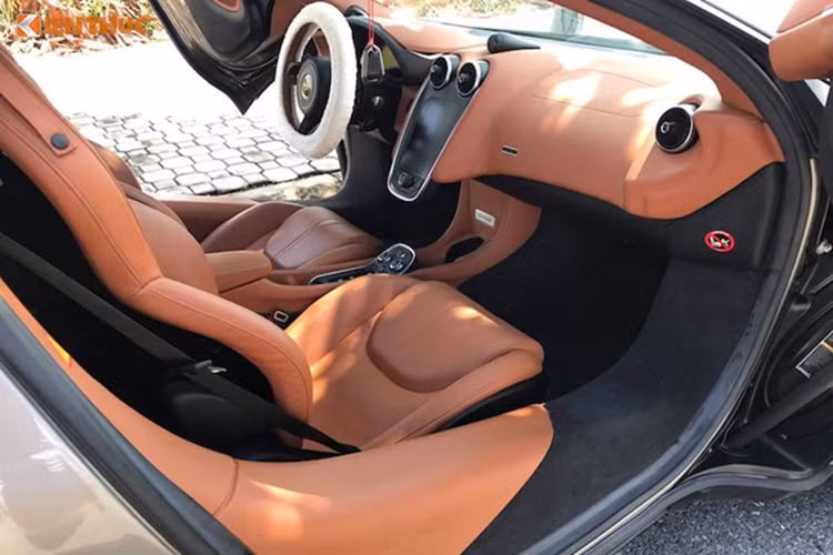 Tương tự như các siêu xe độ body kit khác tại Việt Nam, chiếc McLaren 570S độ Vorsteiner không được "thông nòng" khối động cơ V8, tăng táp kép, dung tích 3,8 lít. "Trái tim" này sản sinh công suất tối đa 562 mã lực và mô-men xoắn cực đại 600 Nm. McLaren 570S mất khoảng 3,2 giây để tăng tốc từ 0-100 km/h trước khi đạt vận tốc tối đa 328 km/h.