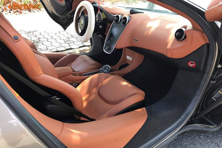 Tương tự như các siêu xe độ body kit khác tại Việt Nam, chiếc McLaren 570S độ Vorsteiner không được "thông nòng" khối động cơ V8, tăng táp kép, dung tích 3,8 lít. "Trái tim" này sản sinh công suất tối đa 562 mã lực và mô-men xoắn cực đại 600 Nm. McLaren 570S mất khoảng 3,2 giây để tăng tốc từ 0-100 km/h trước khi đạt vận tốc tối đa 328 km/h.