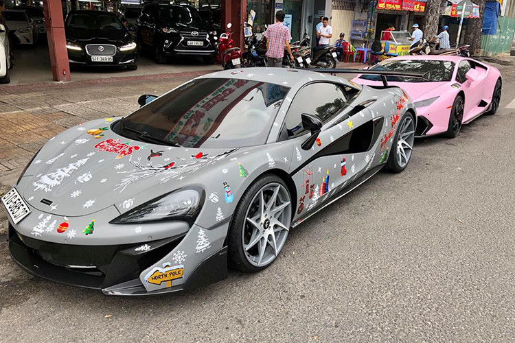 Trước đây, chiếc McLaren 570S này từng qua tay đại gia siêu xe Cường đô la. Tuy nhiên hiện nay, nó đang thuộc sở hữu của một showroom siêu xe tại quận 5, Sài Gòn. Tại thị trường Mỹ, giá xe McLaren 570S là 184.900 USD, tương đương 4,03 tỷ. Thời điểm mới về Việt Nam, chiếc 570S đầu tiên này sở hữu mức giá lên tới hơn 12 tỷ đồng.