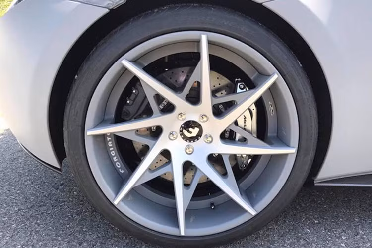 Tuy nhiên, chi tiết nổi bật nhất của xe phải kể tới bộ mâm Forgiato Turni với thiết kế 8 cánh xoắn độc đáo, được hoàn thiện với tông màu kim loại phay bóng và xám mờ y hệt màu decal của xe. Ngoài ra, siêu xe này còn được trang bị thêm bộ ống xả của hãng độ FI cho sức mạnh và âm thanh của xe vượt trội hơn nguyên bản.