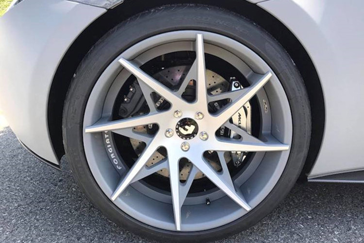 Tuy nhiên, chi tiết nổi bật nhất của xe phải kể tới bộ mâm Forgiato Turni với thiết kế 8 cánh xoắn độc đáo, được hoàn thiện với tông màu kim loại phay bóng và xám mờ y hệt màu decal của xe. Ngoài ra, siêu xe này còn được trang bị thêm bộ ống xả của hãng độ FI cho sức mạnh và âm thanh của xe vượt trội hơn nguyên bản.