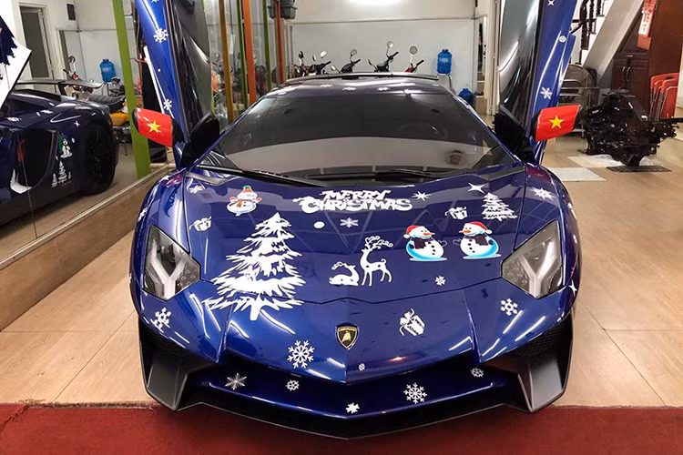 Trước đó, chủ nhân của chiếc siêu xe McLaren 570S mang gói độ body kit 570-VX độc nhất Việt Nam cũng đã lên bộ áo giáng sinh độc đáo cho siêu xe Lamborghini Aventador LP750-4 SV từng thuộc sở hữu của Phạm Trần Nhật Minh hay còn gọi đại gia siêu xe Minh Nhựa.