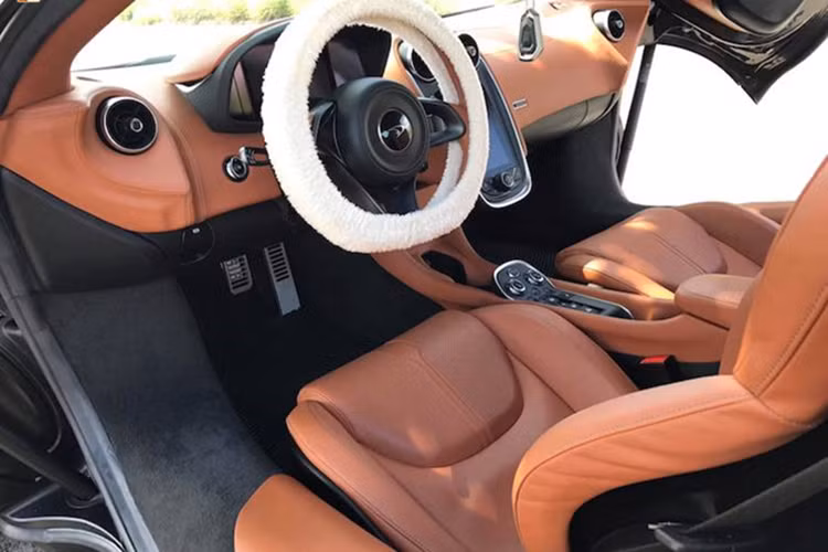 Nội thất của siêu xe 570S được Mclaren thiết kế vừa sang trọng, vừa thể thao. Số nút bấm điều khiển được tối giản, các tính năng được tích hợp vào màn hình cảm ứng. Đáng chú ý là những ghế ngồi của xe có khung được làm bằng sợi carbon siêu nhẹ, khiến trọng lượng xe giảm đáng kể.