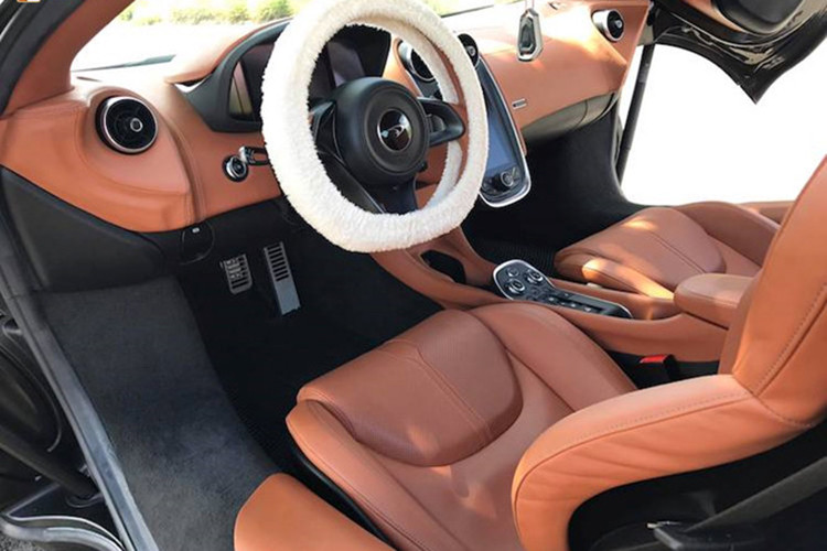 Nội thất của siêu xe 570S được Mclaren thiết kế vừa sang trọng, vừa thể thao. Số nút bấm điều khiển được tối giản, các tính năng được tích hợp vào màn hình cảm ứng. Đáng chú ý là những ghế ngồi của xe có khung được làm bằng sợi carbon siêu nhẹ, khiến trọng lượng xe giảm đáng kể.