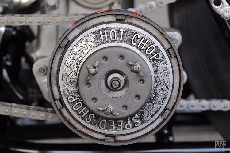 Để đưa được khối động cơ "V4" này lên chiếc xe, bộ khung của bản độ đã được thiết kế lại hoàn toàn cho khoang chứa động cơ rộng ra gấp đôi.