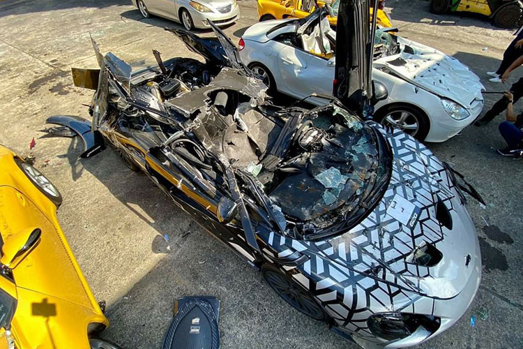 Hình ảnh chụp lại cho thấy, chiếc siêu xe McLaren 620R đã bị một máy xúc nghiền nát không còn gì có thể sửa chữa. Đây là bản án mà chính quyền Tổng thống Duterte luôn nhấn mạnh sẽ không nương tay hay có cánh cửa nào để đi đêm trong việc xử lý các xe nhập lậu.