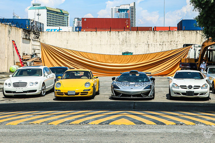 Đúng như dự đoán của nhiều người, Chính phủ Philippines dưới sự lãnh đạo của Tổng thống Duterte đã không bỏ xót bất kỳ "án tử" nào dành cho các chiếc xe được nhập lậu dù là xe rẻ tiền hay siêu xe. Cục Hải quan đã đưa 1 chiếc máy xúc vào để phá nát siêu xe McLaren 620R nhập lậu vào Philippines dưới sự chứng kiến của nhiều đơn vị truyền thông. 