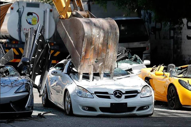 Ở một số nước Đông Nam Á khác, các siêu xe nếu bị bắt nhập lậu về nước thông thường sẽ bị tịch thu và sau đó làm các thủ tục thanh lý nhưng thần kỳ là người nhập hay người sở hữu đều là "đạo diễn" từ đầu đến cuối.