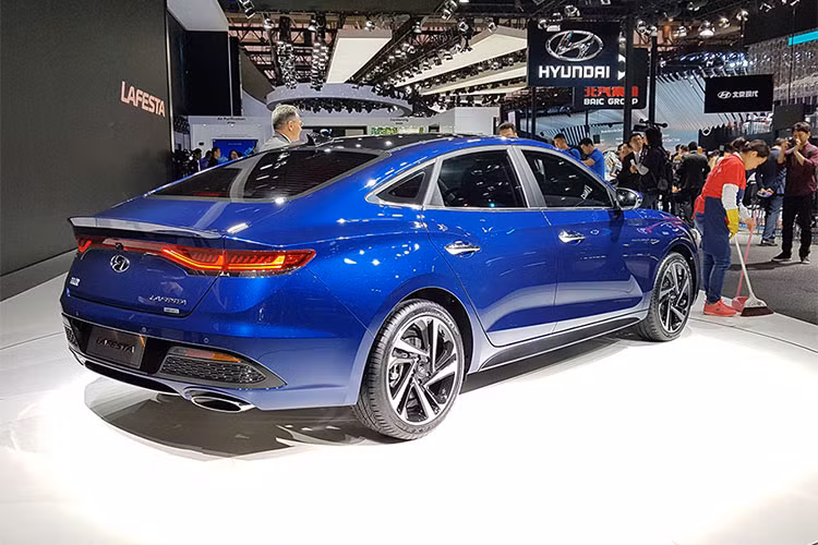 Theo ông SangYup Lee, giám đốc bộ phận thiết kế Hyundai Styling cho biết công ty đang nỗ lực nhằm xác lập một kỷ nguyên mới cho thiết kế Hyundai và Lafesta là một trong số đó. Nền tảng cho các cố gắng trên là lịch sử lâu đời của hãng trong việc tạo nên đặc tính khác biệt.