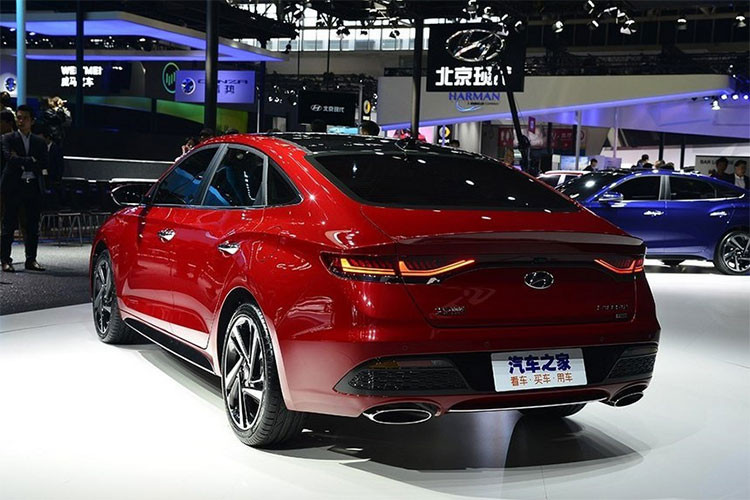 Về hình thức, Hyundai Lafesta hoàn toàn mới mang màu sắc tương đồng với phiên bản Santa Fe 2019 vừa ra mắt, nhưng ở một mức độ sâu hơn.