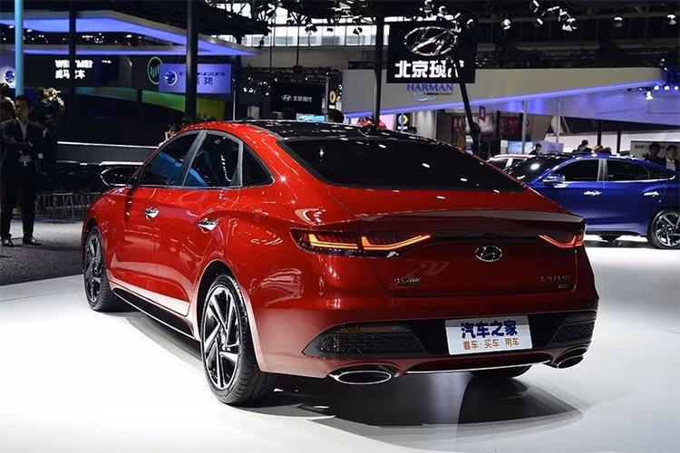 Về hình thức, Hyundai Lafesta hoàn toàn mới mang màu sắc tương đồng với phiên bản Santa Fe 2019 vừa ra mắt, nhưng ở một mức độ sâu hơn.