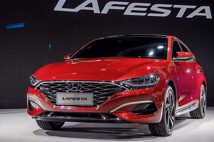 Hyundai đang mở rộng phạm vi hiện diện thương hiệu tại thị trường Trung Quốc bằng một chiếc sedan mới có tên gọi Lafesta. Hyundai Lafesta 2019 được hãng xe Hàn Quốc phát triển độc quyền dành riêng cho quốc gia đông dân nhất thế giới. Trong tiếng Ý, Lafesta có nghĩa là lễ hội.